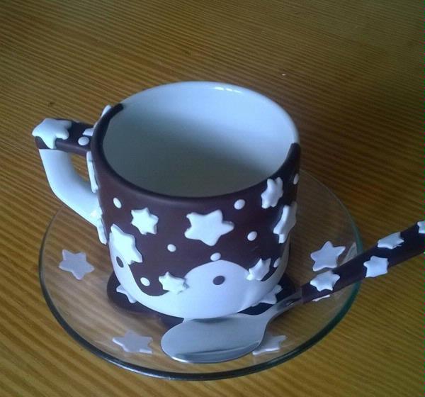 Tazza da latte con chucchiaino e piattino in vetro e decorazioni in fimo